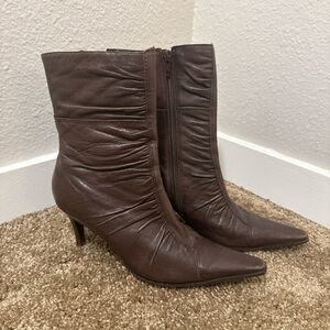 Diba Pointed Toe Kitten Heel Scrunched Brown Leather Ankle Booties Women Sz 7.5